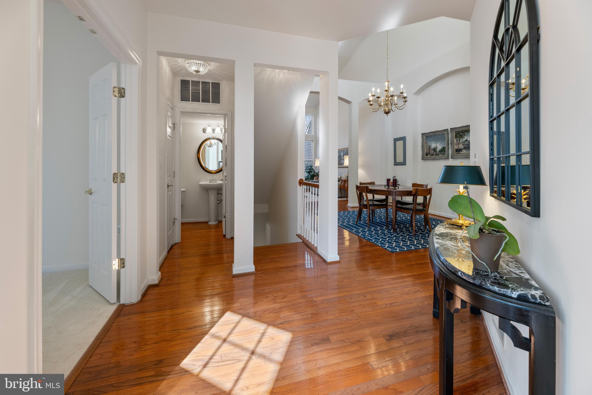 20897 Queens Quilt Sq