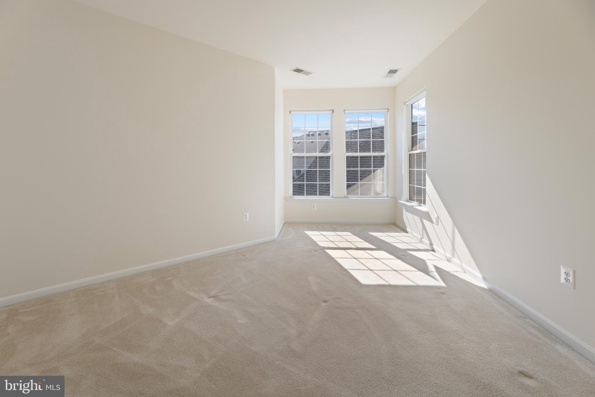 20897 Queens Quilt Sq