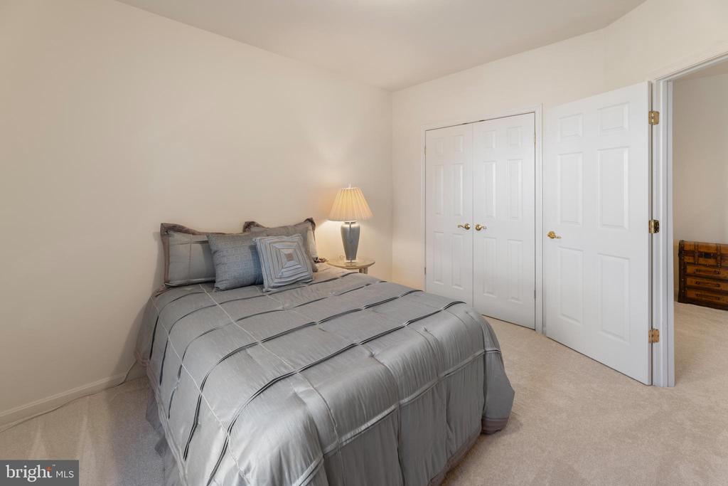 20897 Queens Quilt Sq