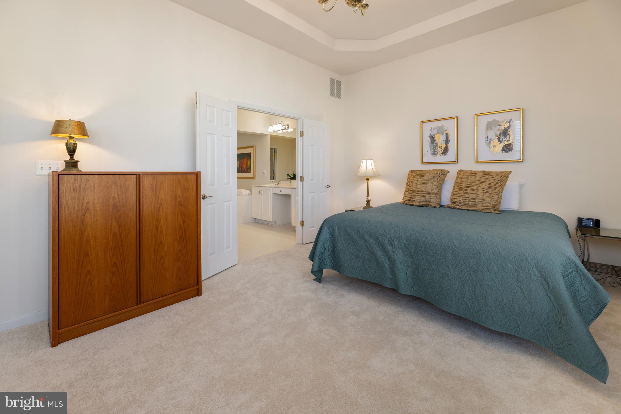 20897 Queens Quilt Sq