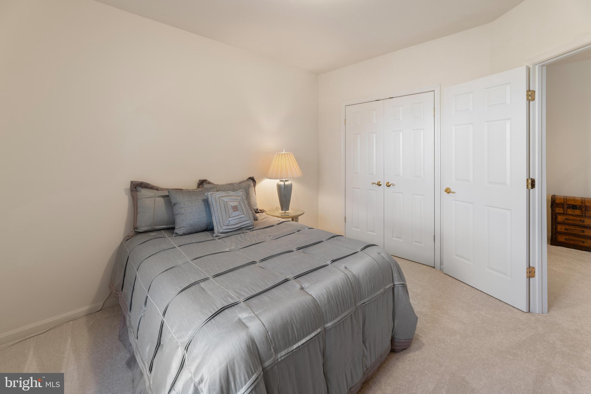 20897 Queens Quilt Sq