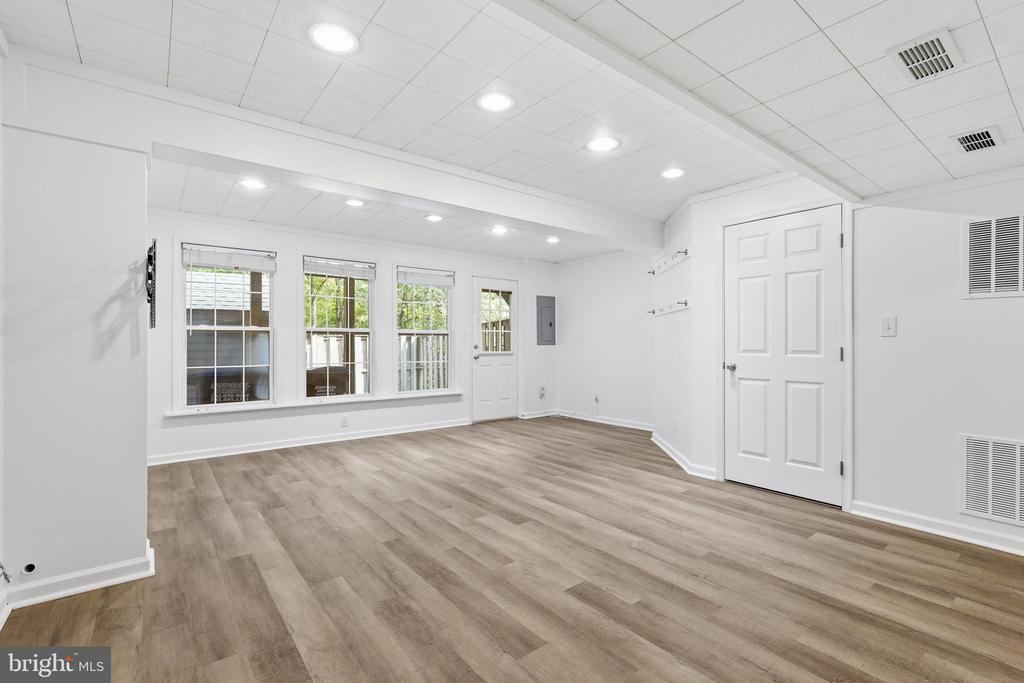 9041 FALCON GLEN COURT
