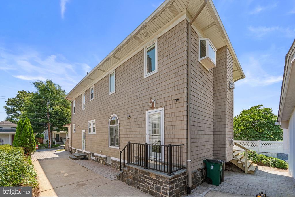 107 MONTICELLO AVENUE