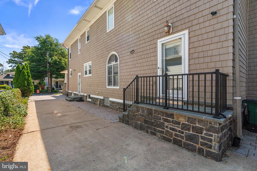 107 MONTICELLO AVENUE
