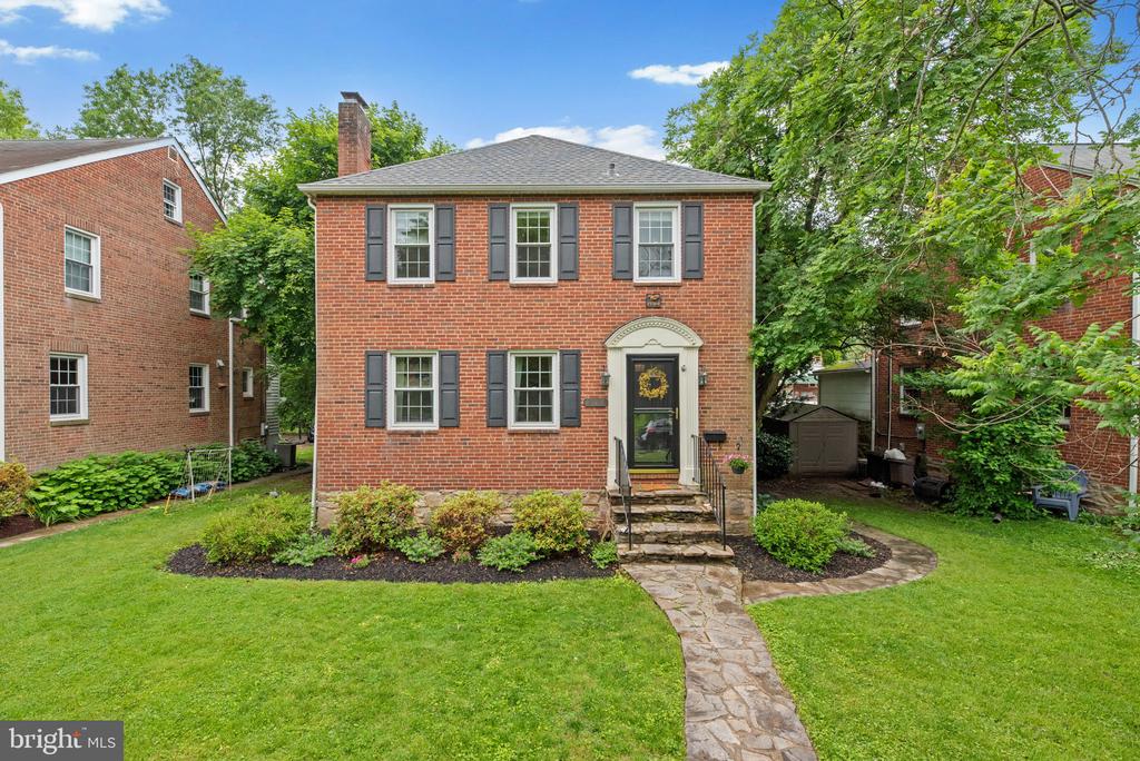 207 ROSEWOOD AVENUE