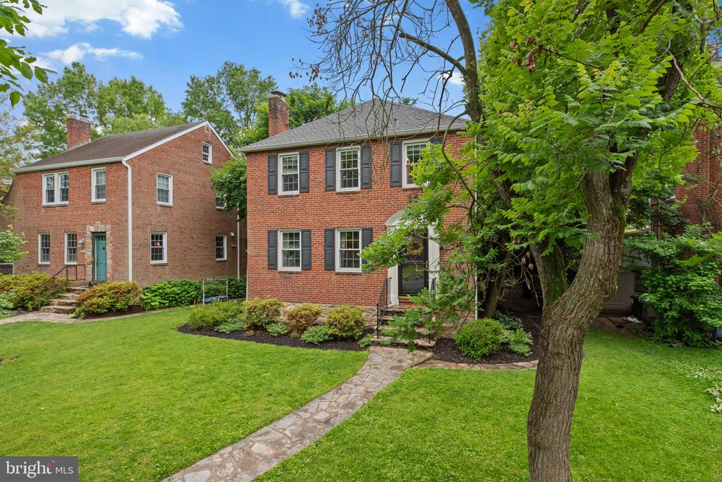 207 ROSEWOOD AVENUE