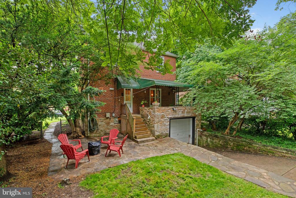 207 ROSEWOOD AVENUE