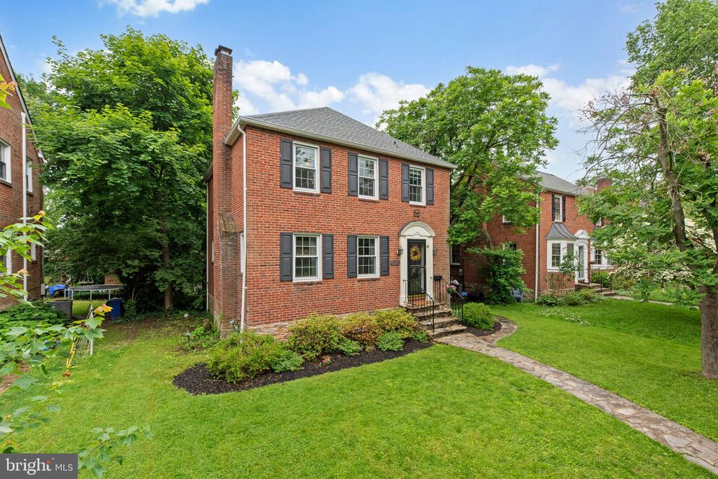 207 ROSEWOOD AVENUE