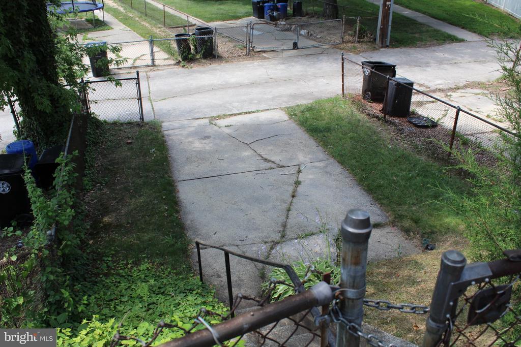1120 LINKSIDE DRIVE