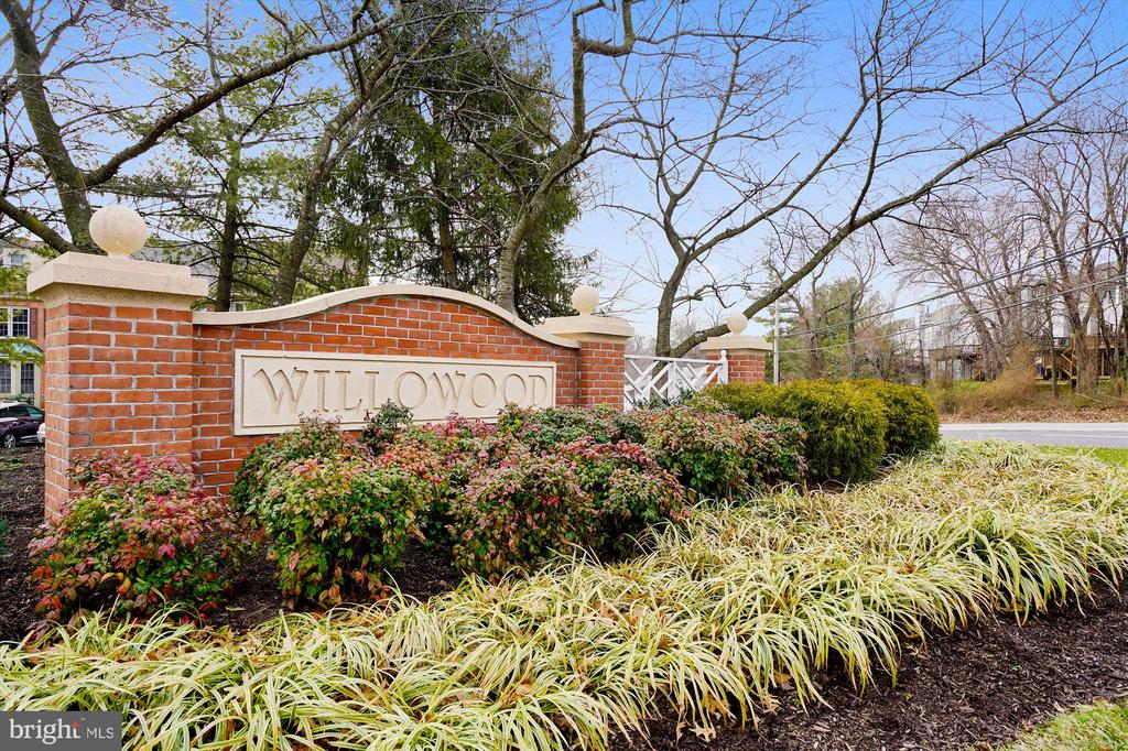 6215 STRATFORD COURT