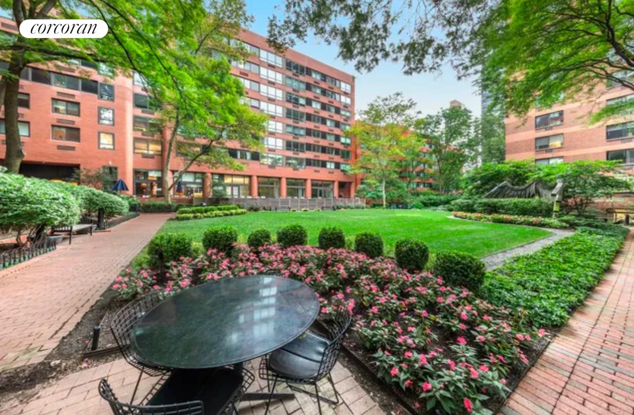 200 E 94TH Street 1012