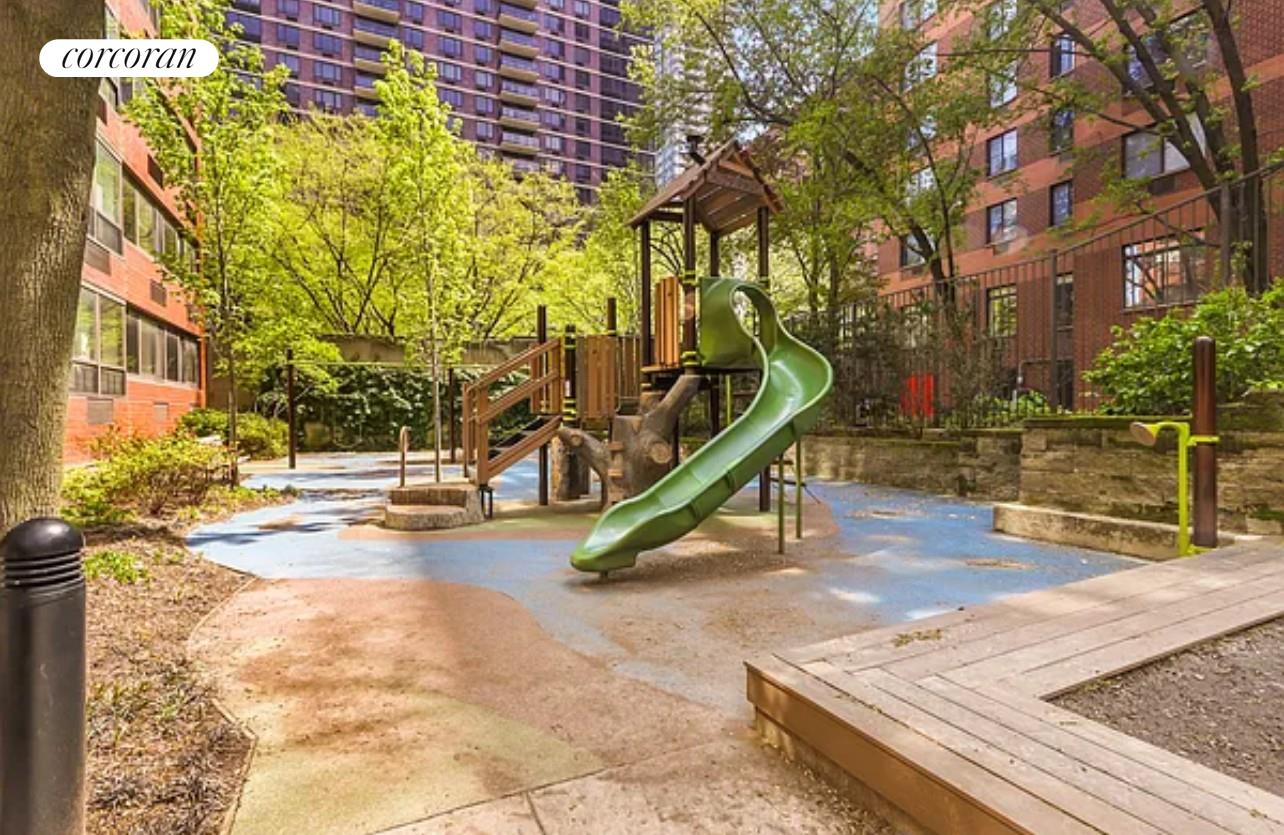 200 E 94TH Street 1012