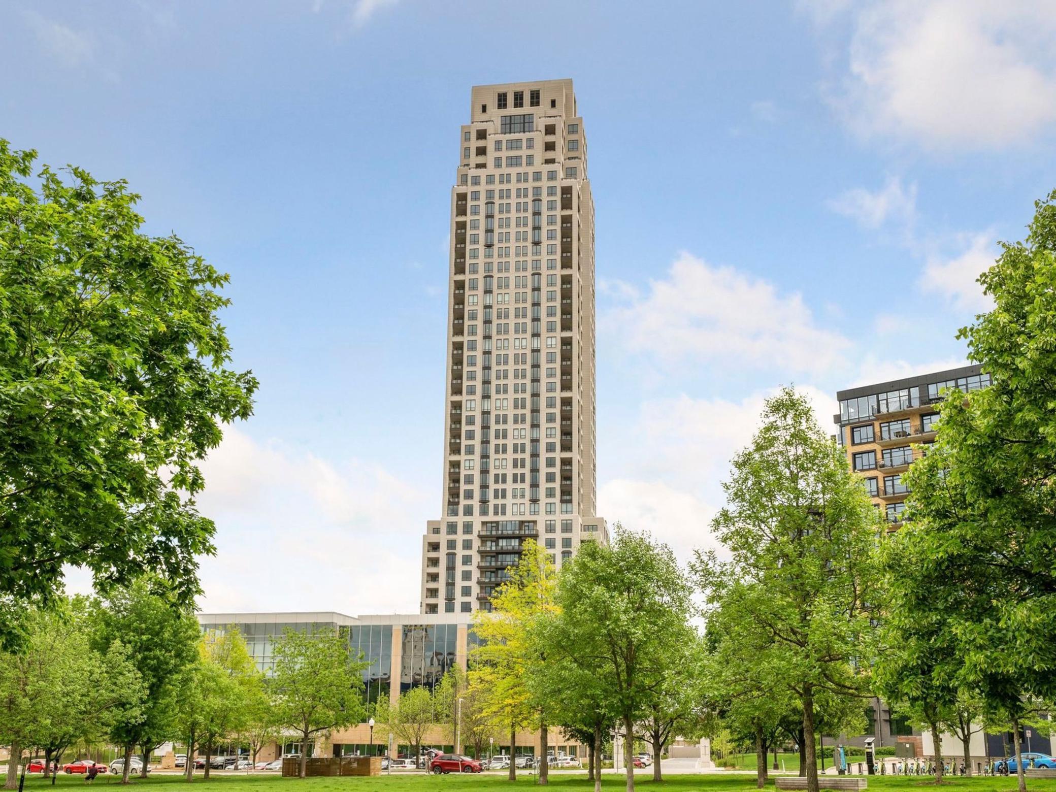 1111 W River Parkway Unit: 33A