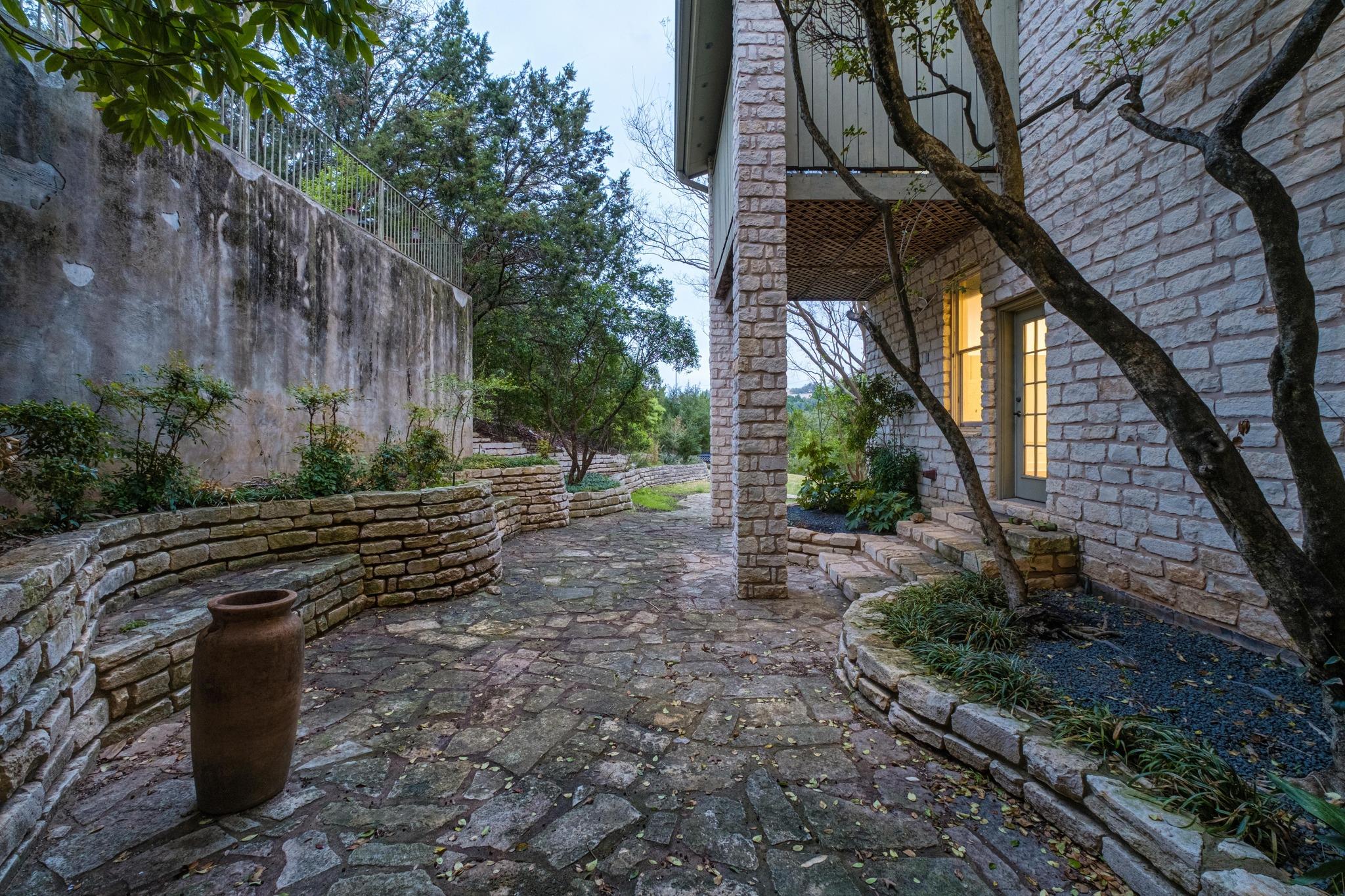 104 S Weston LN