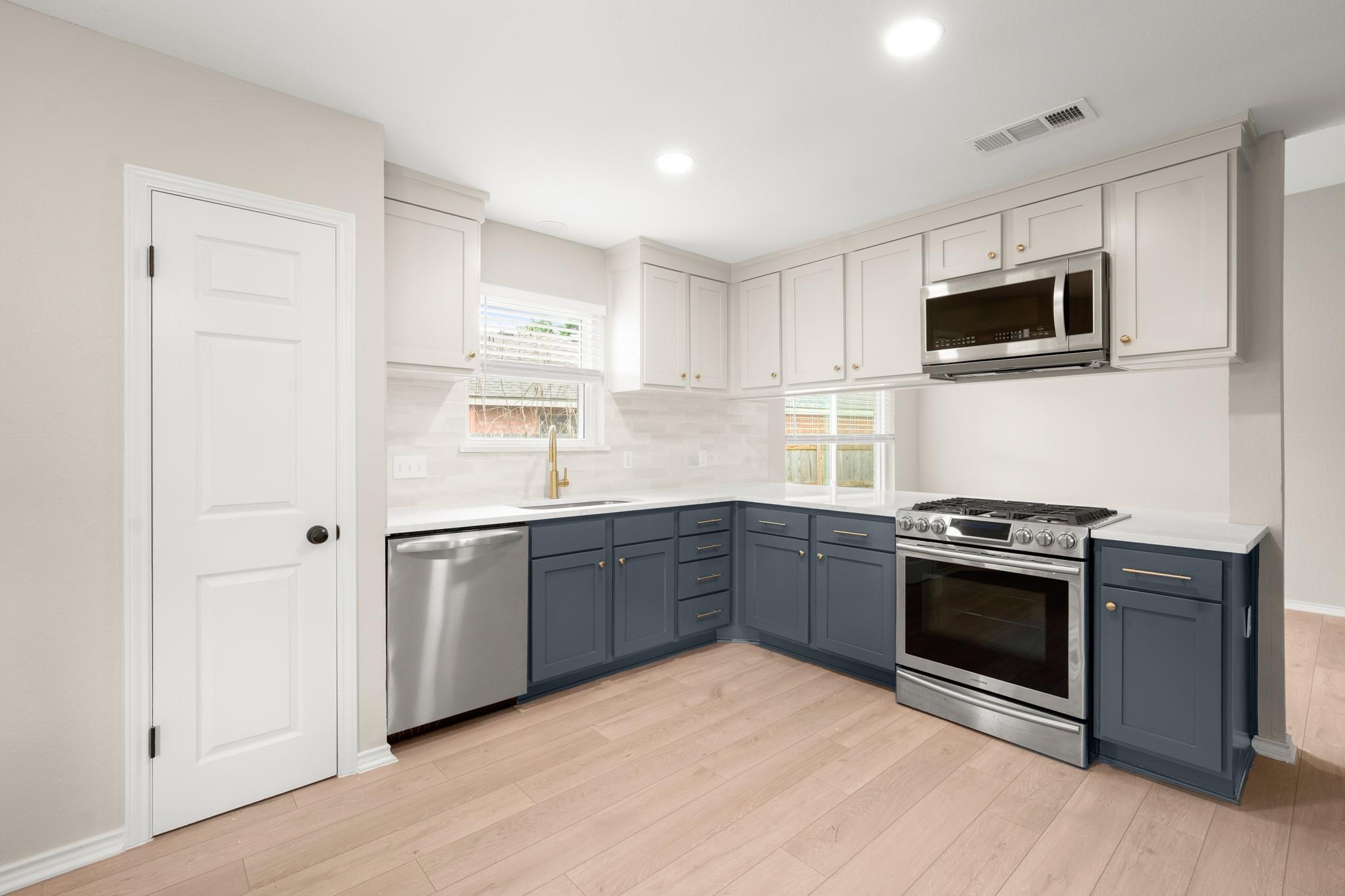 2113 Rosemary LN