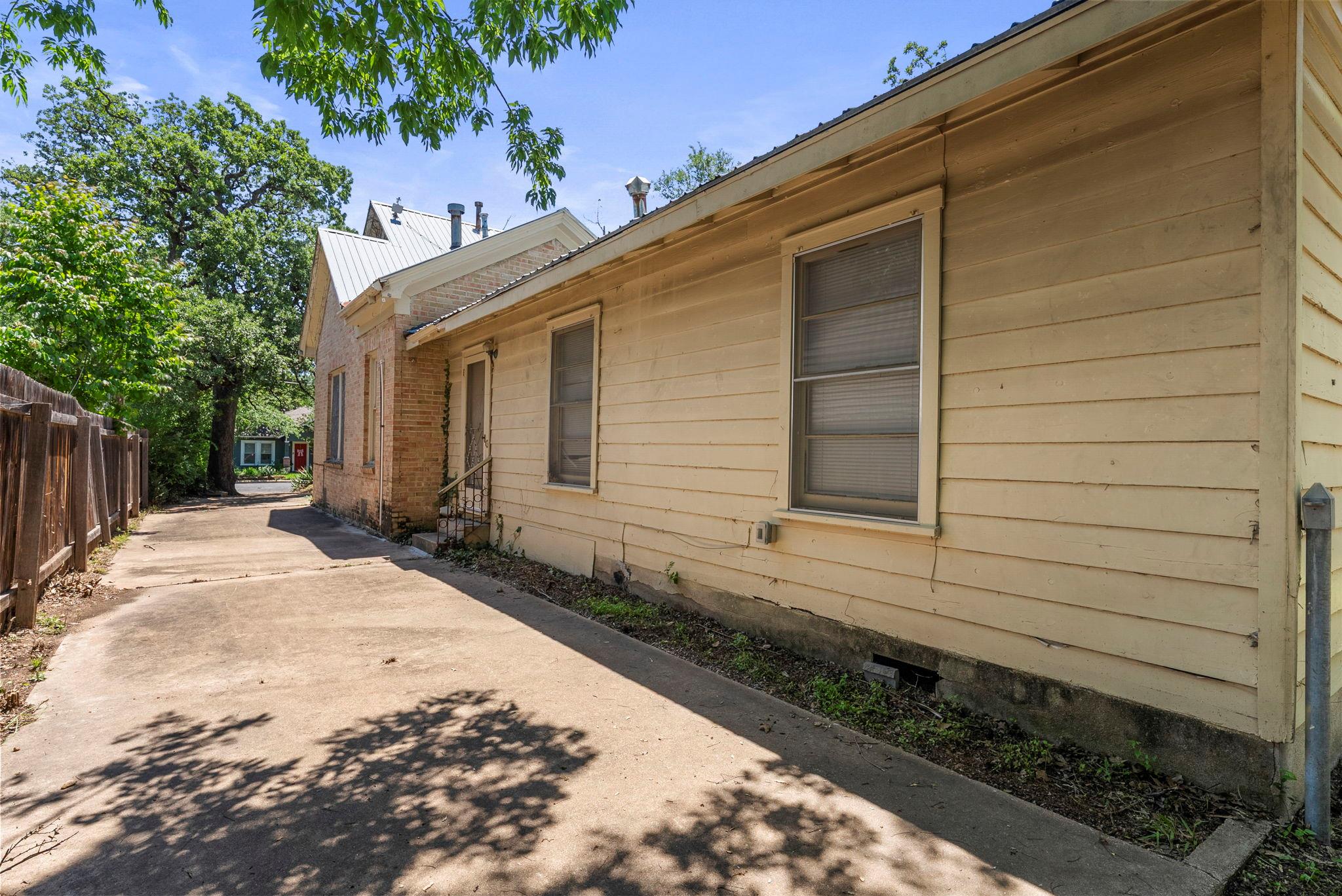 3108 Robinson Ave