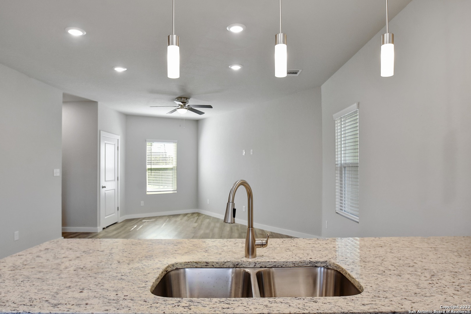 406 E LAUREL
