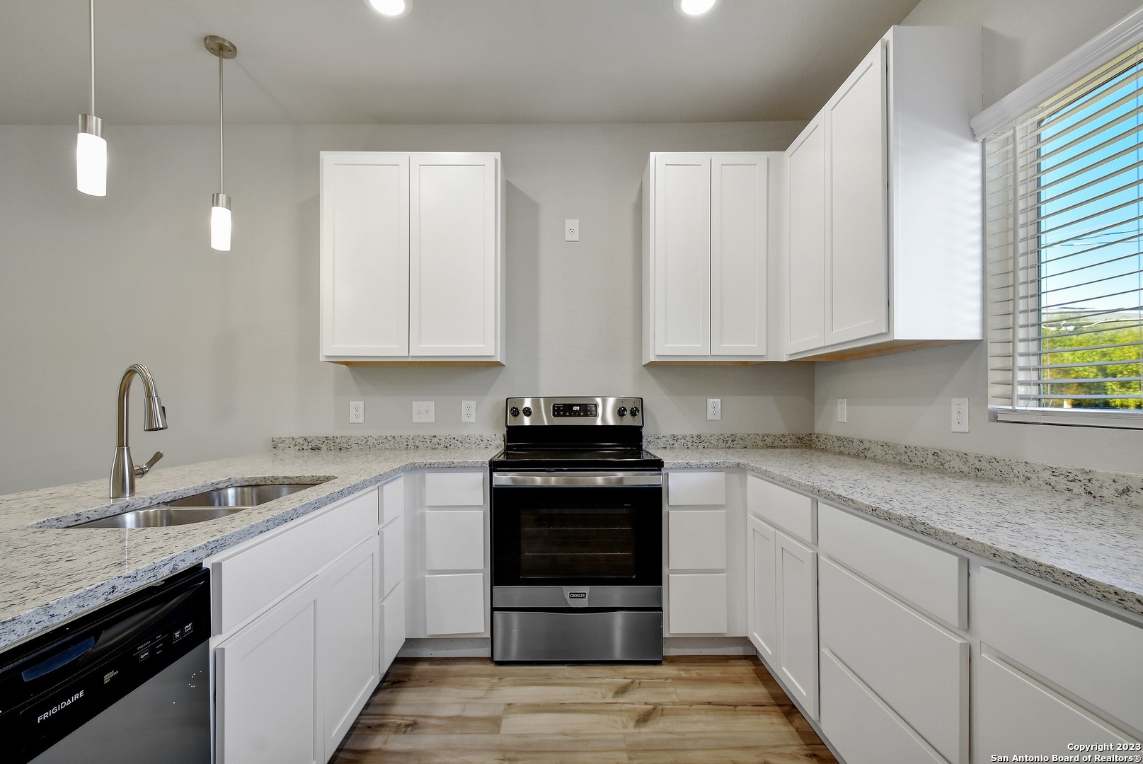 406 E LAUREL