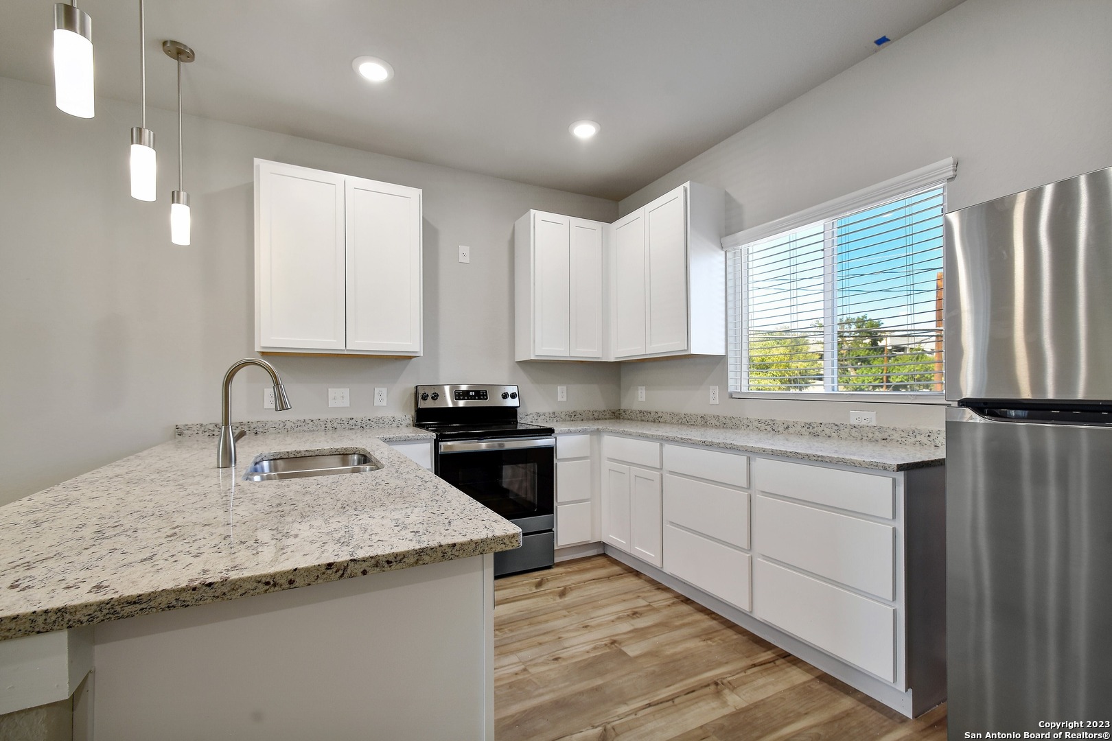 406 E LAUREL