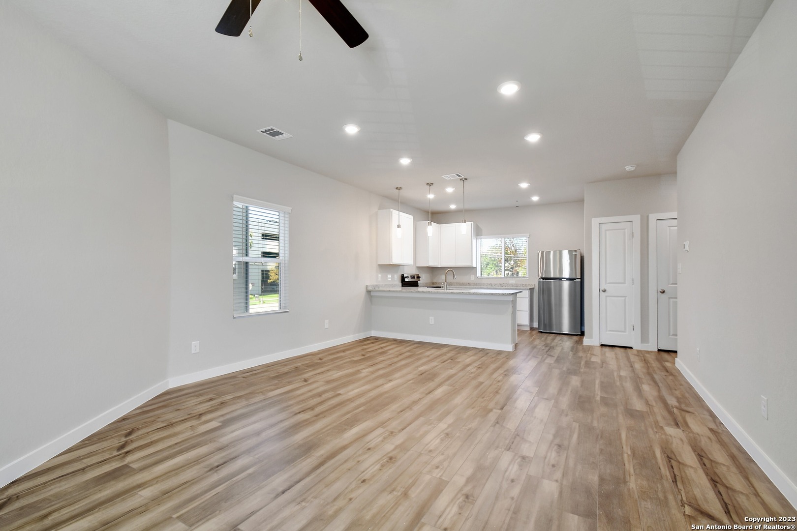 406 E LAUREL