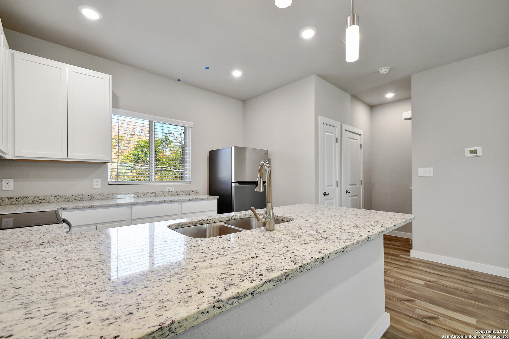 406 E LAUREL