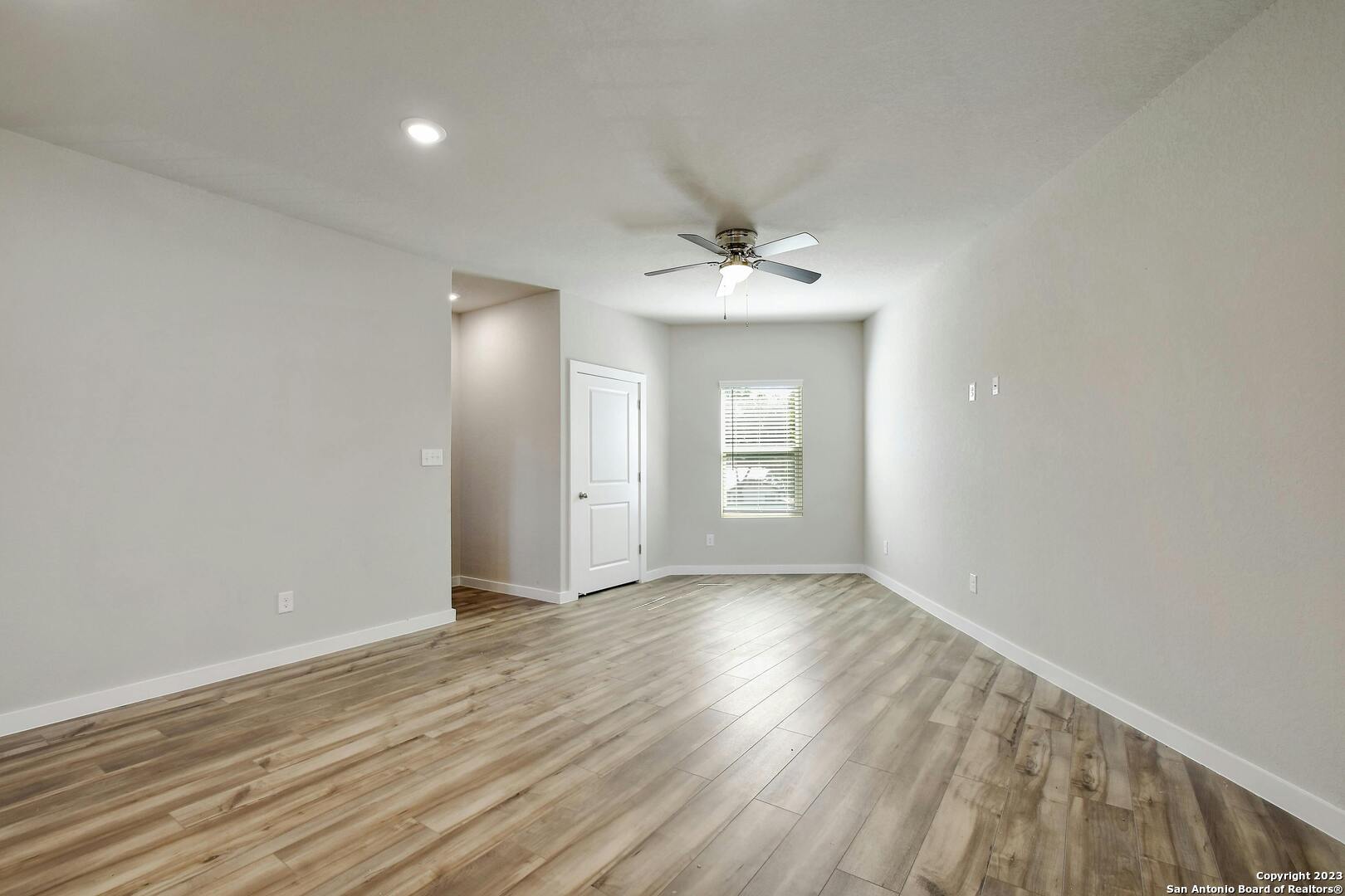 406 E LAUREL