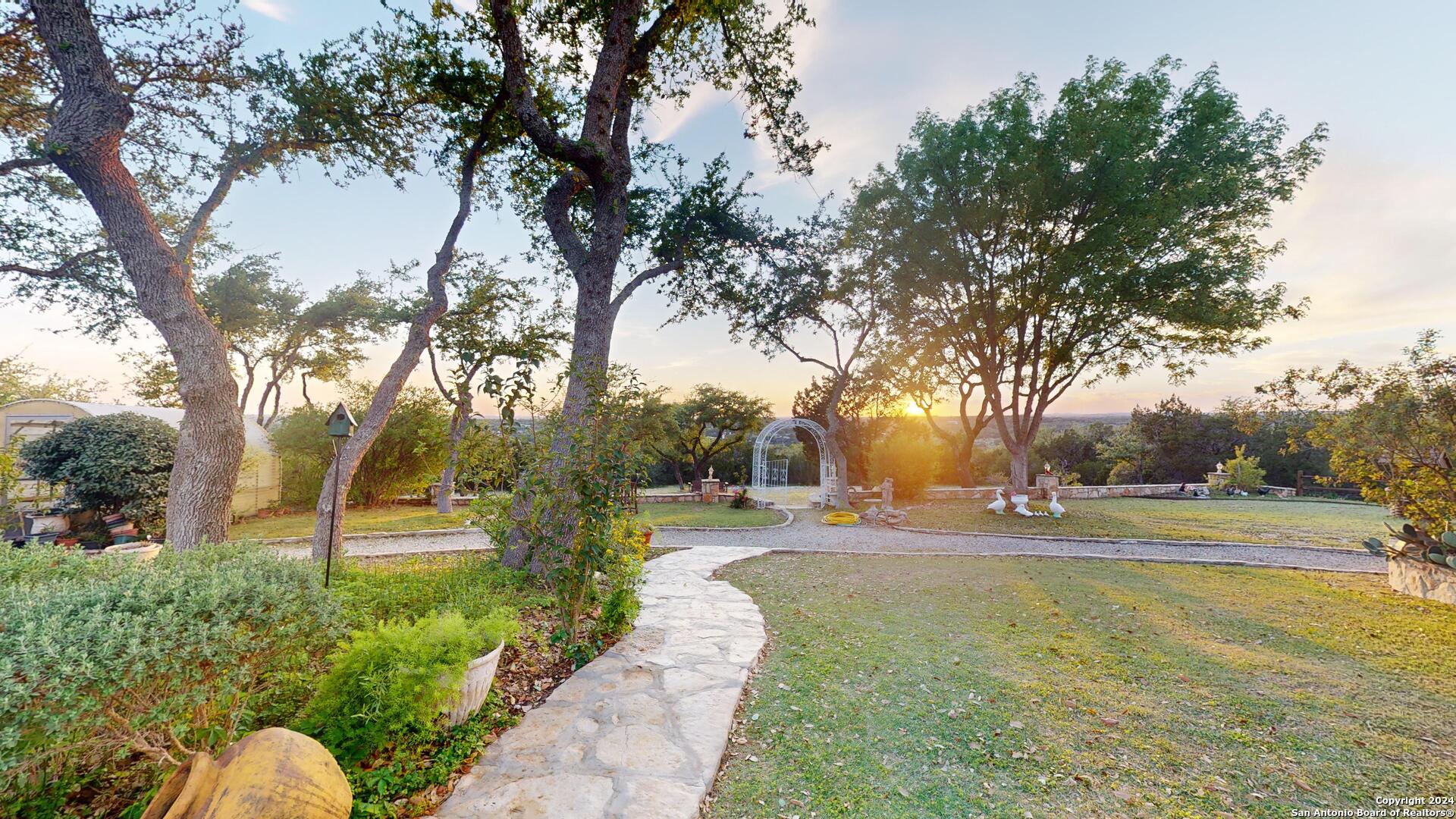 1092 COUNTRY PIKE