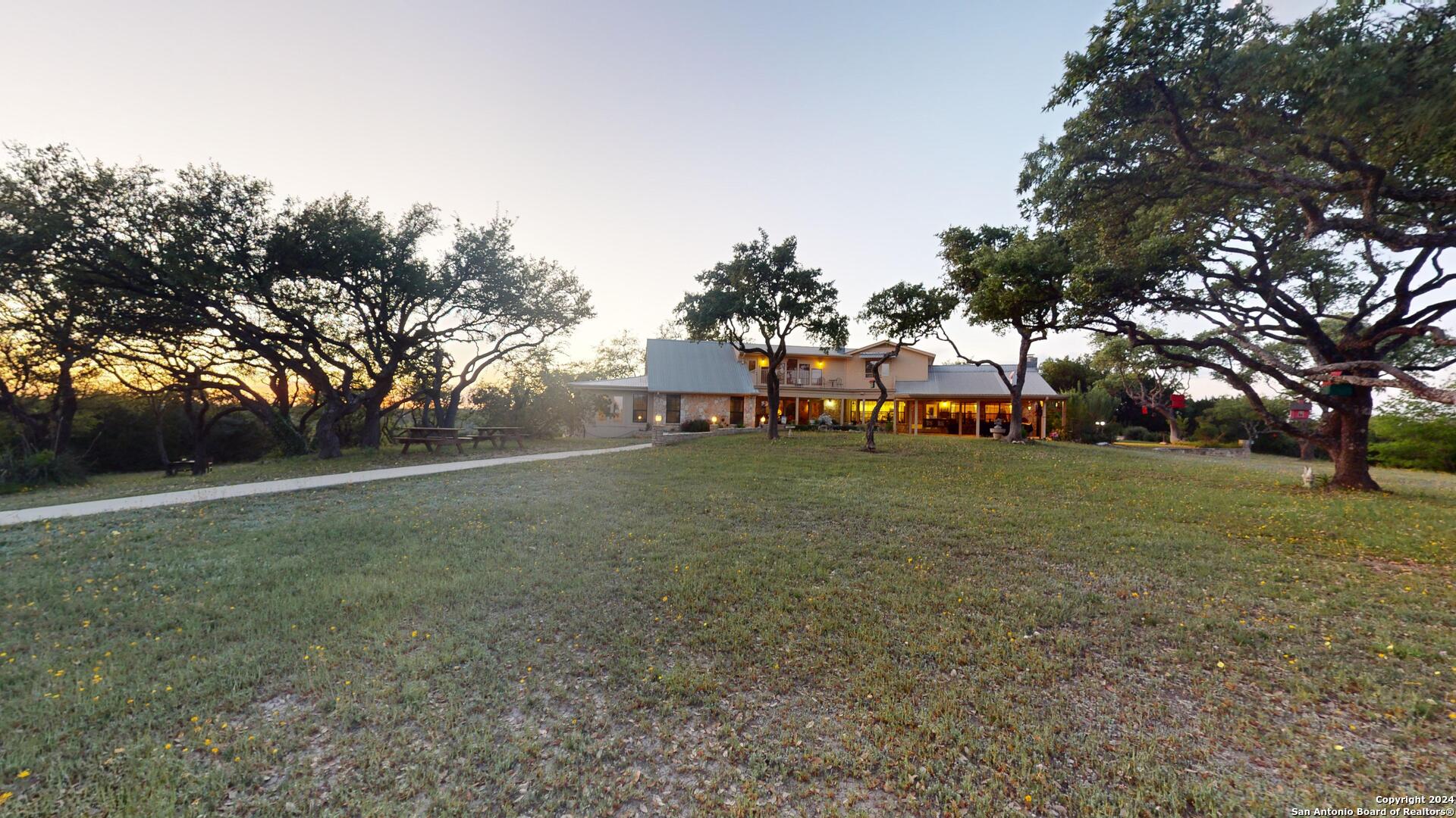 1092 COUNTRY PIKE