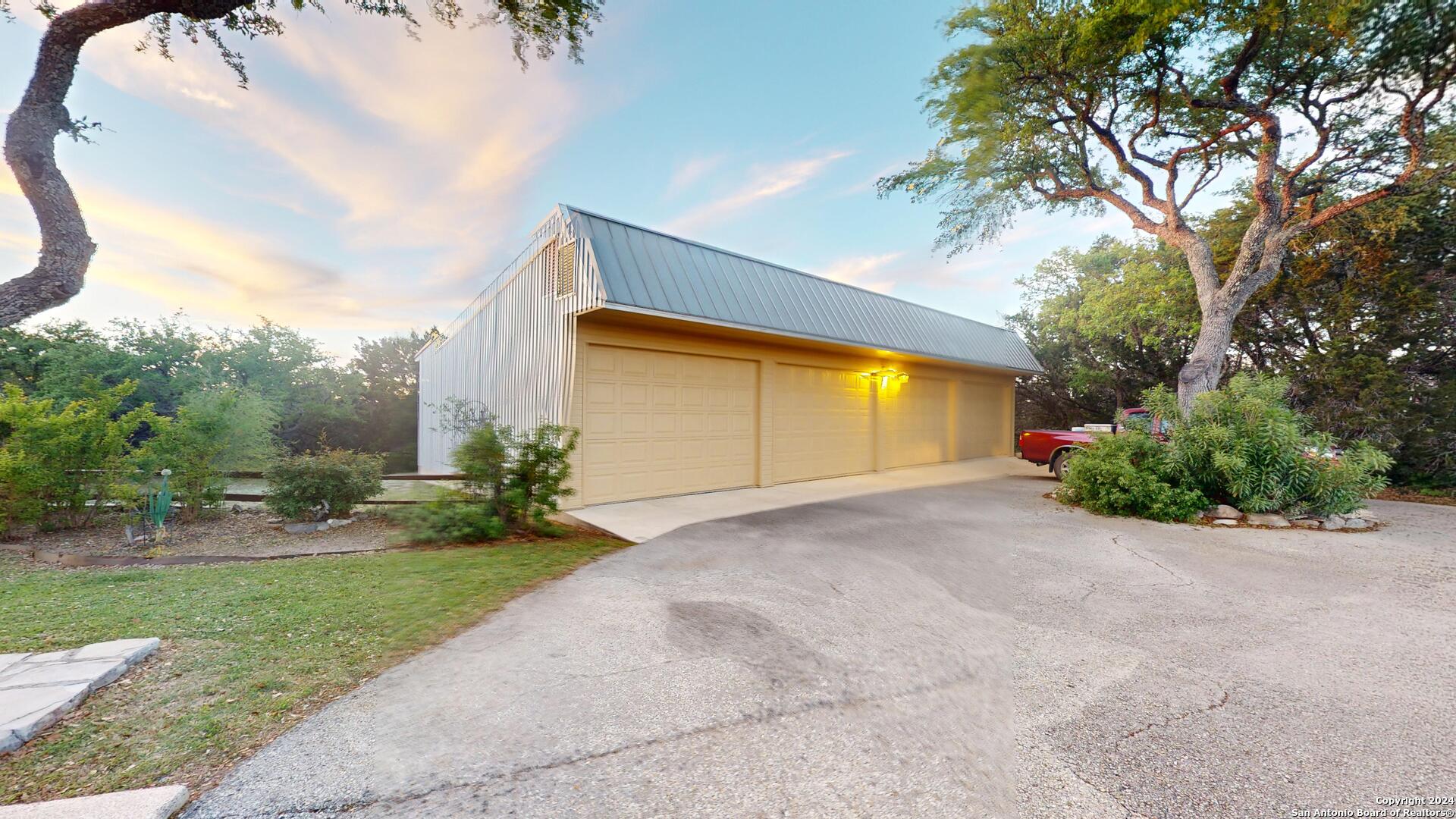 1092 COUNTRY PIKE