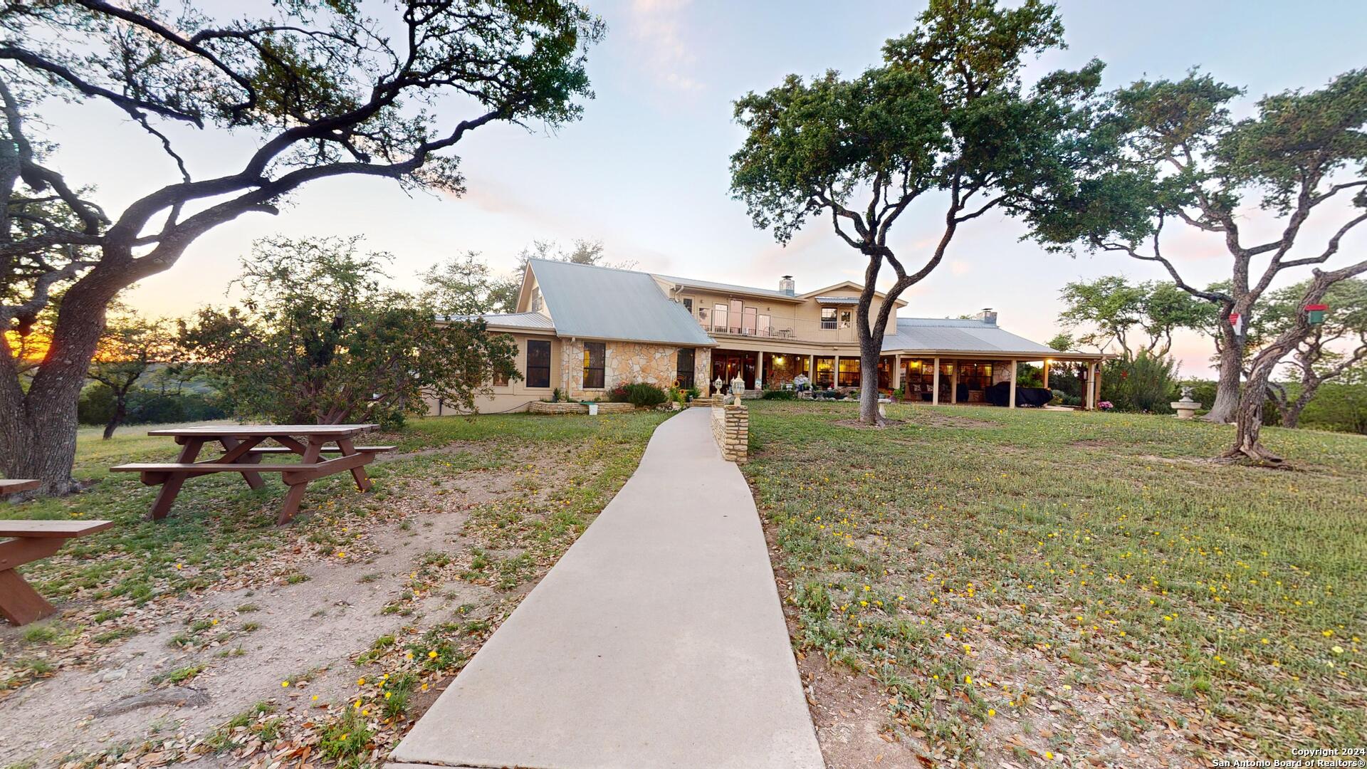 1092 COUNTRY PIKE