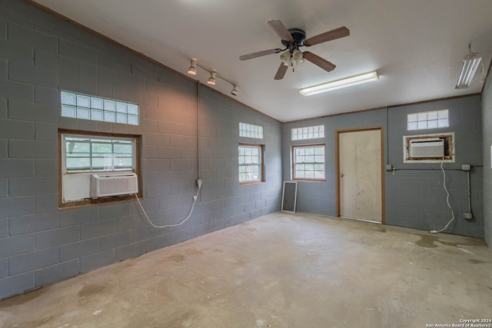 7820 TRIPLE OAKS DR