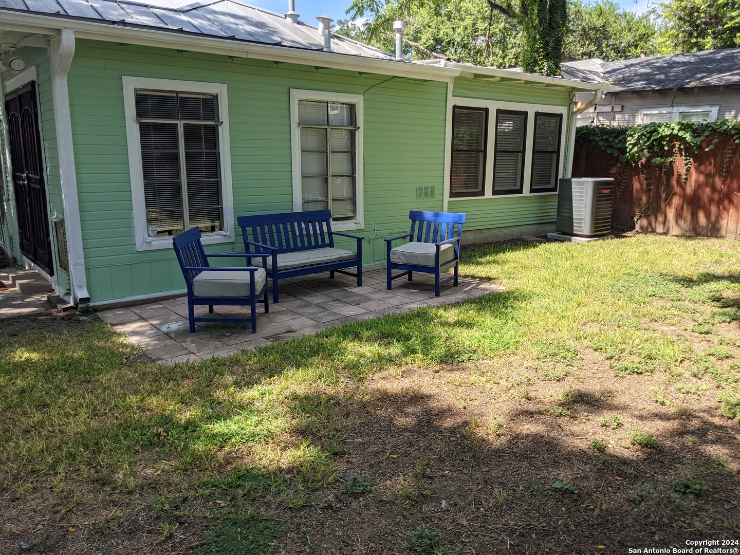 349 E Woodlawn Ave