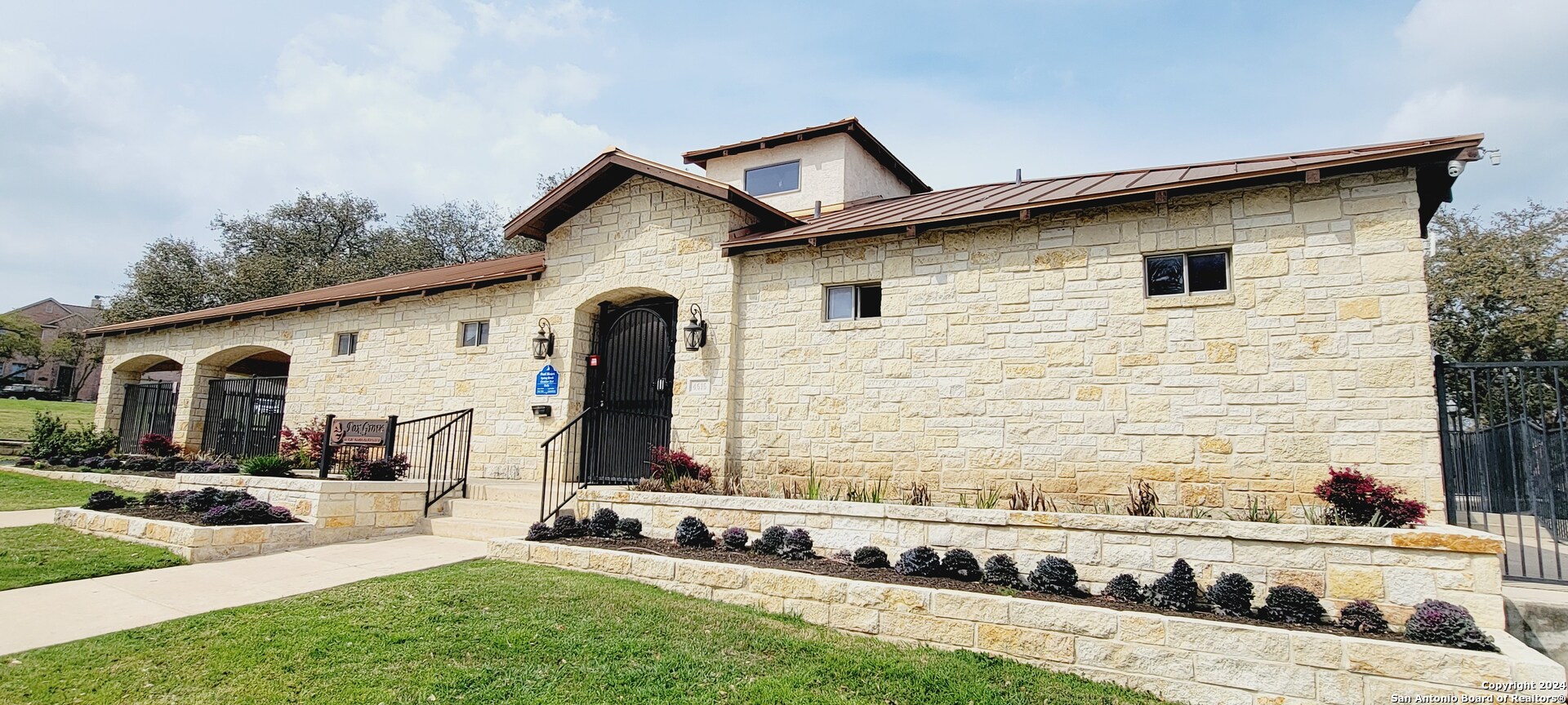 20403 ROCHE OAK