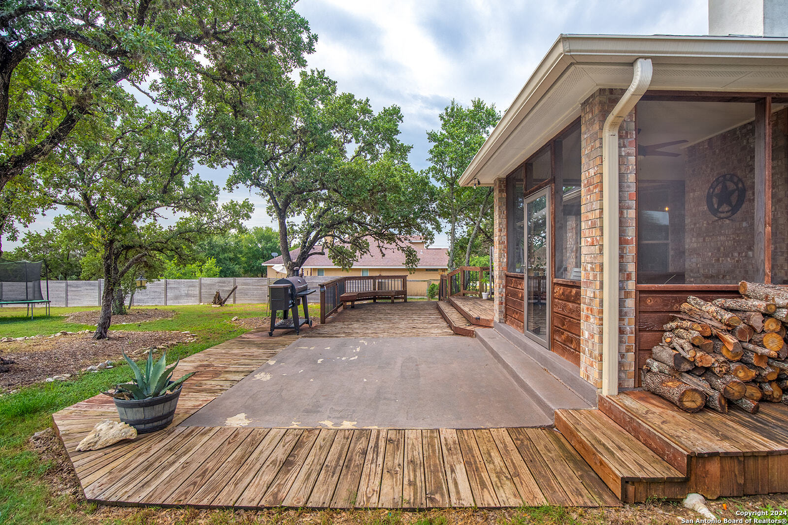 536 APEX AVE