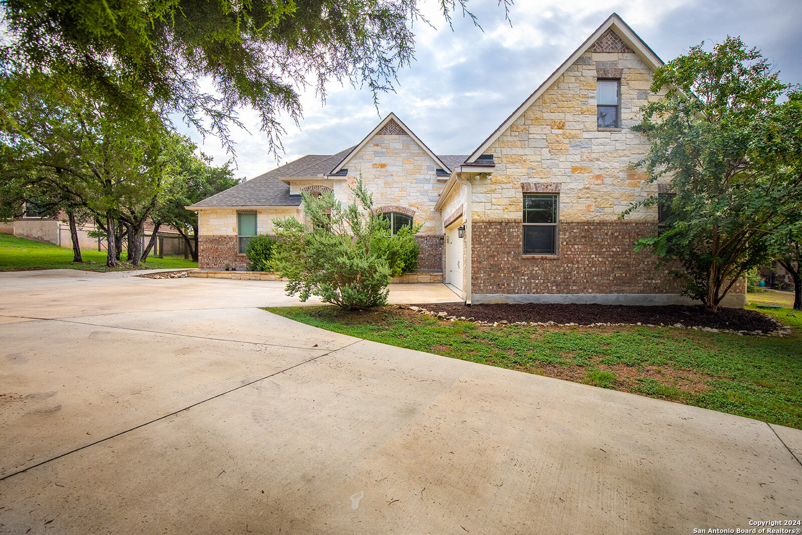 536 APEX AVE