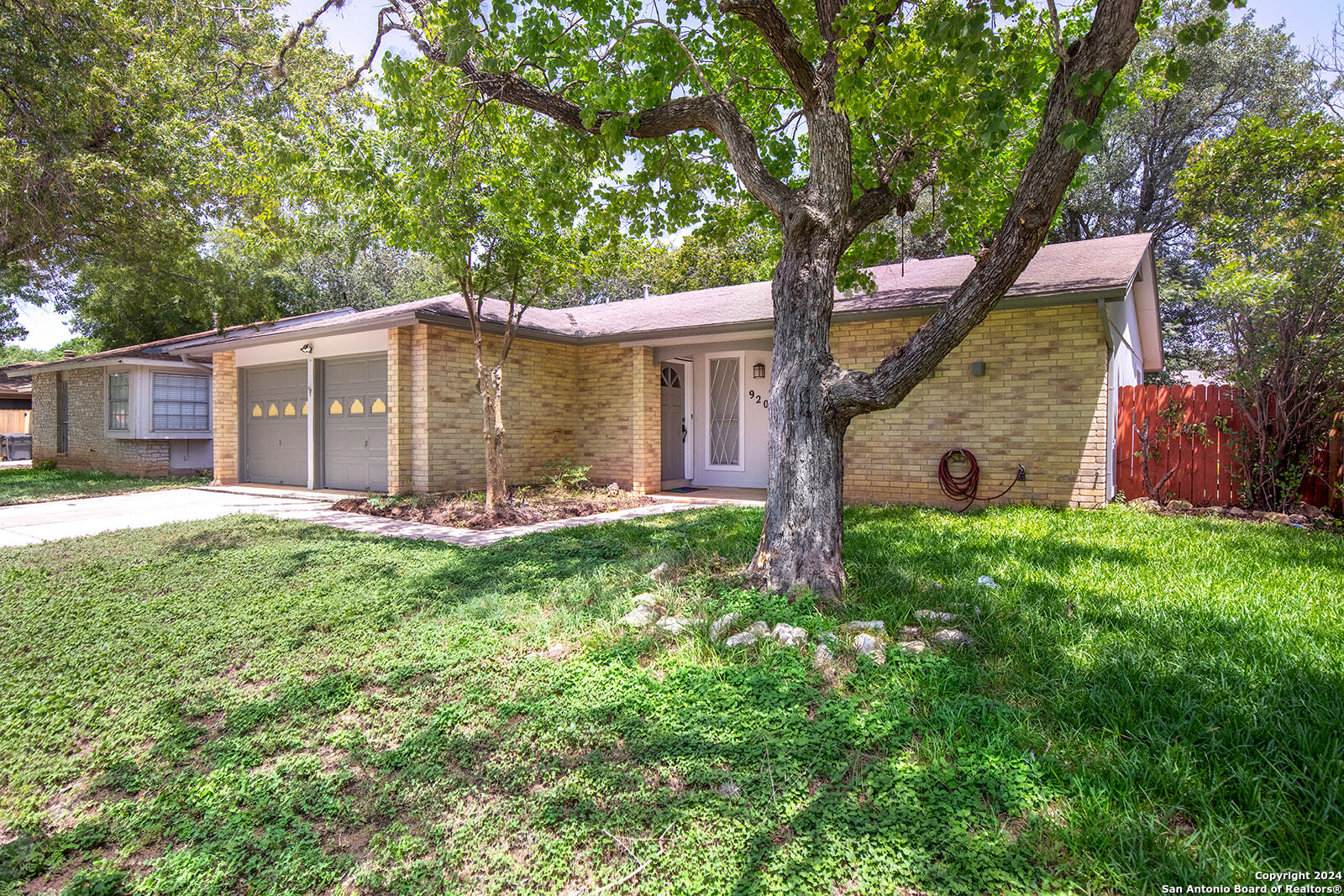 9207 CLIFF HAVEN DR