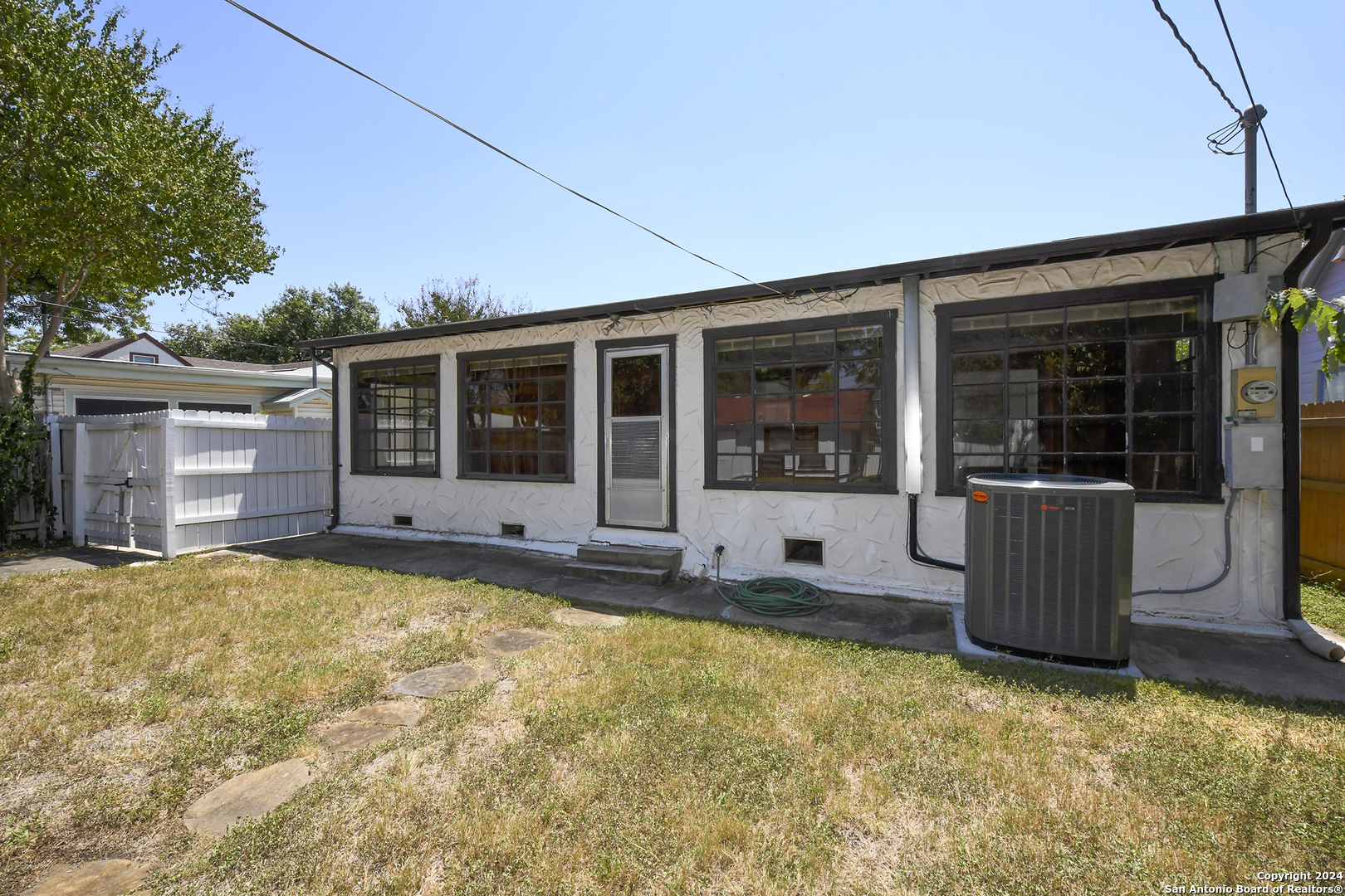 1839 W MAGNOLIA AVE