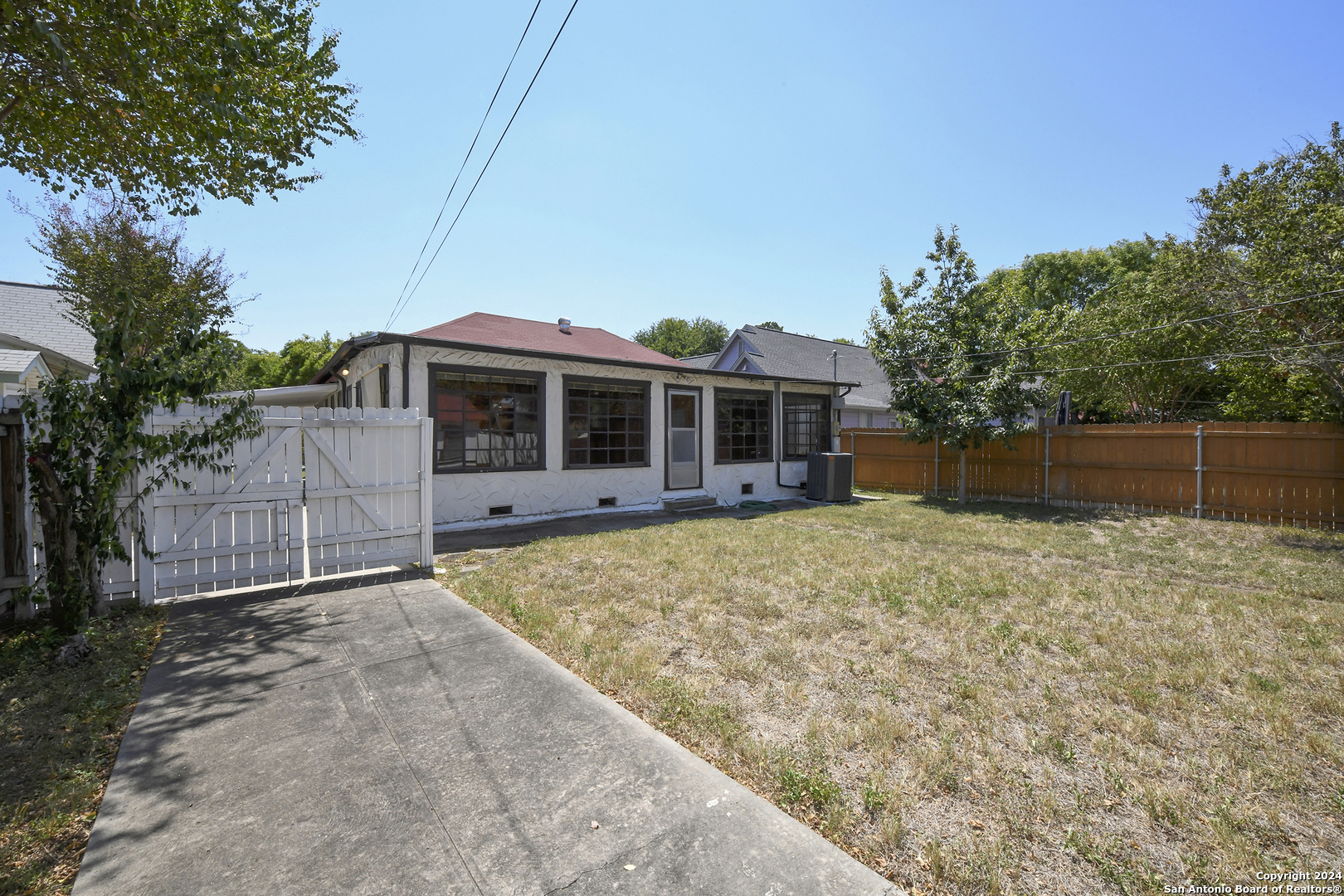 1839 W MAGNOLIA AVE