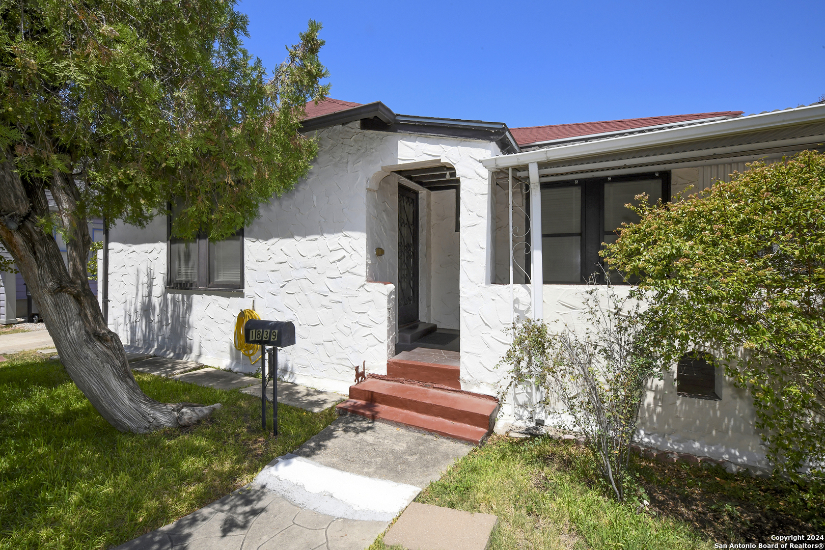 1839 W MAGNOLIA AVE