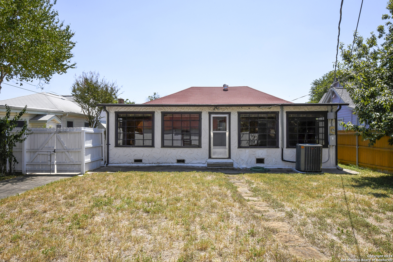 1839 W MAGNOLIA AVE