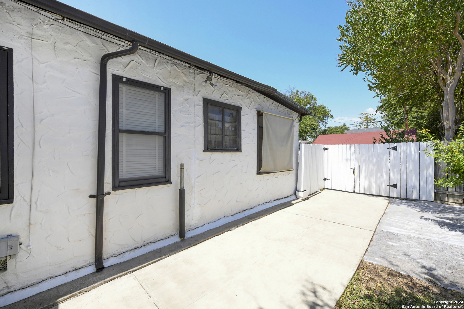 1839 W MAGNOLIA AVE