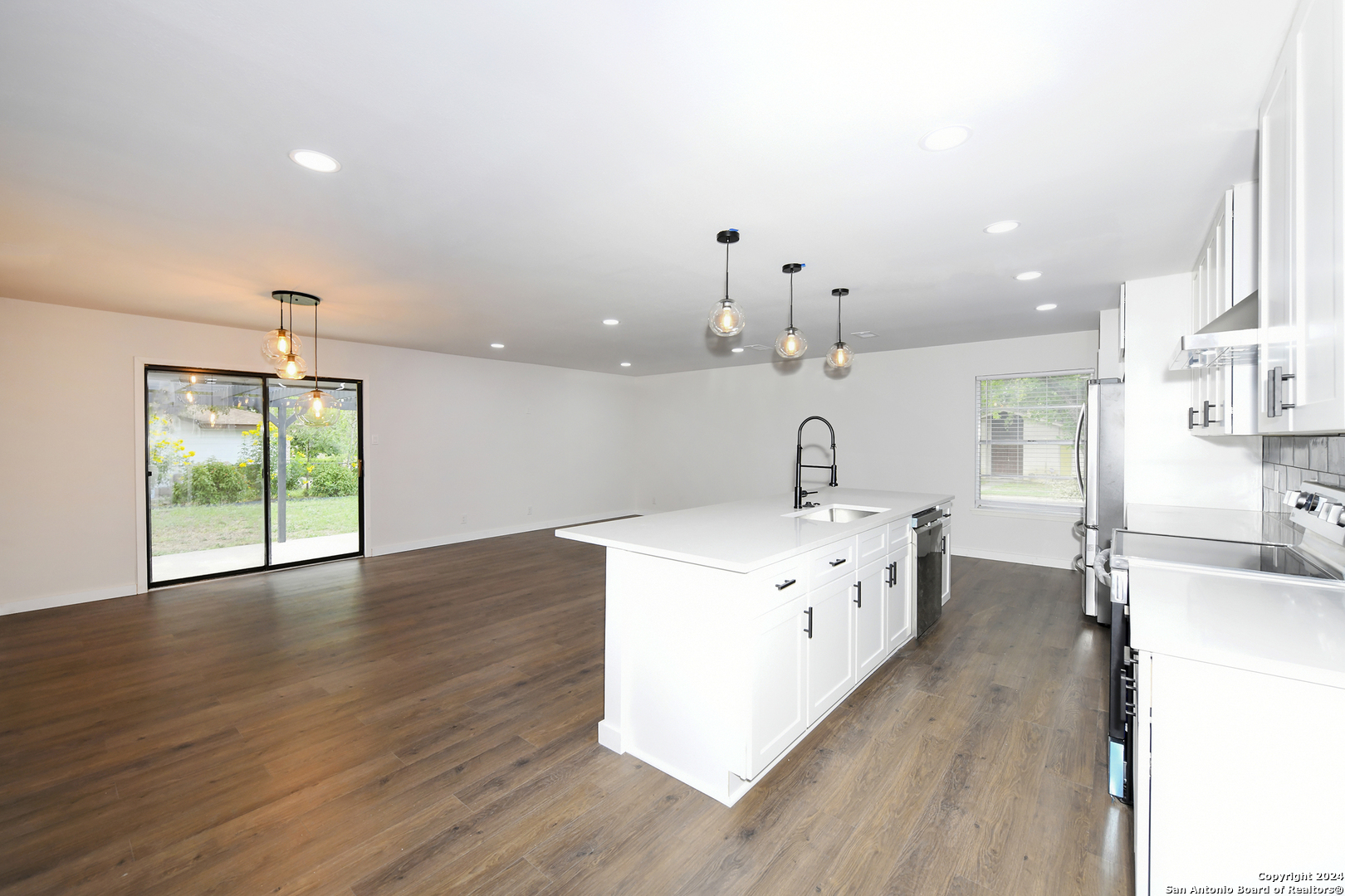 6902 Forest Park