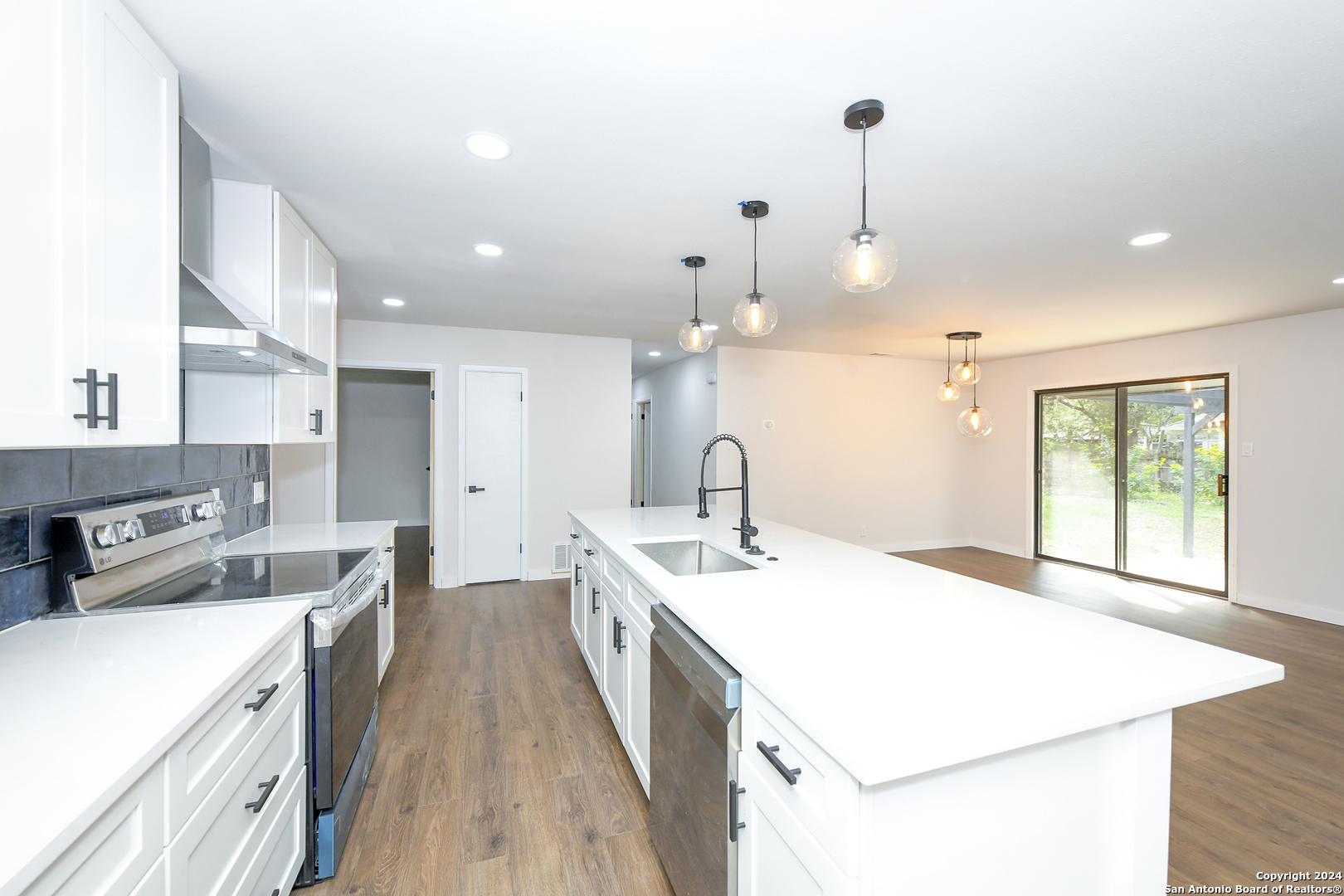 6902 Forest Park