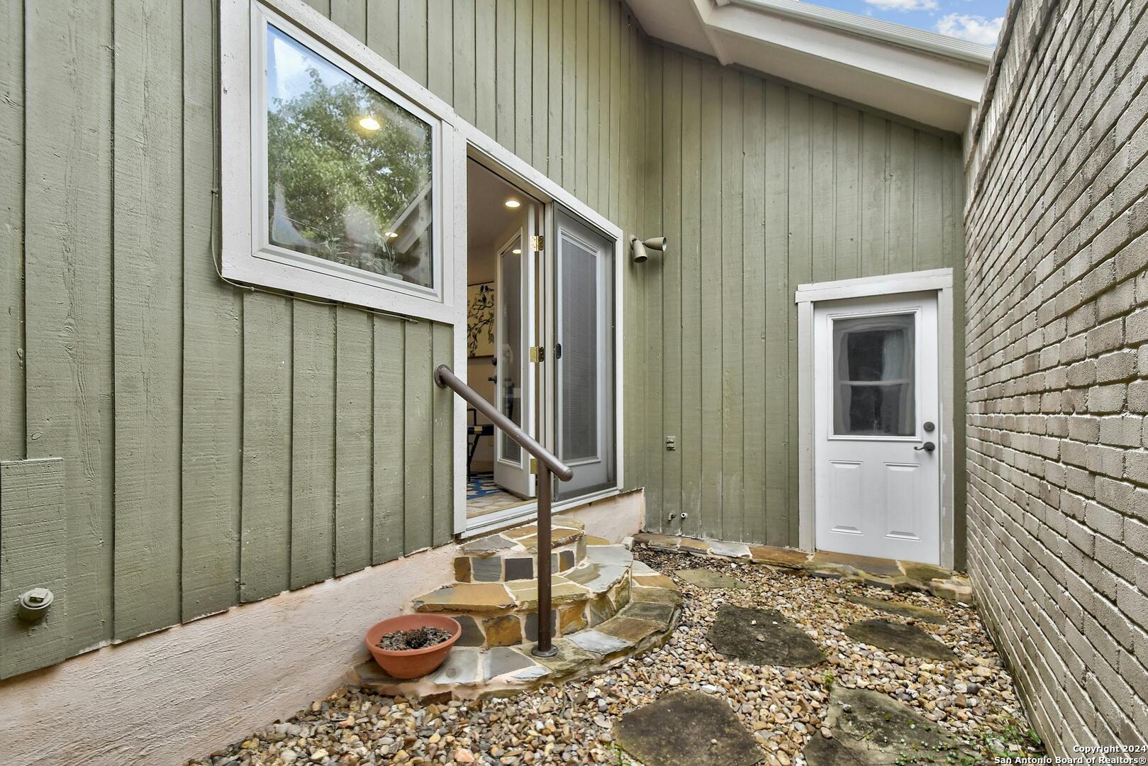 2414 LEDGE HOLLOW
