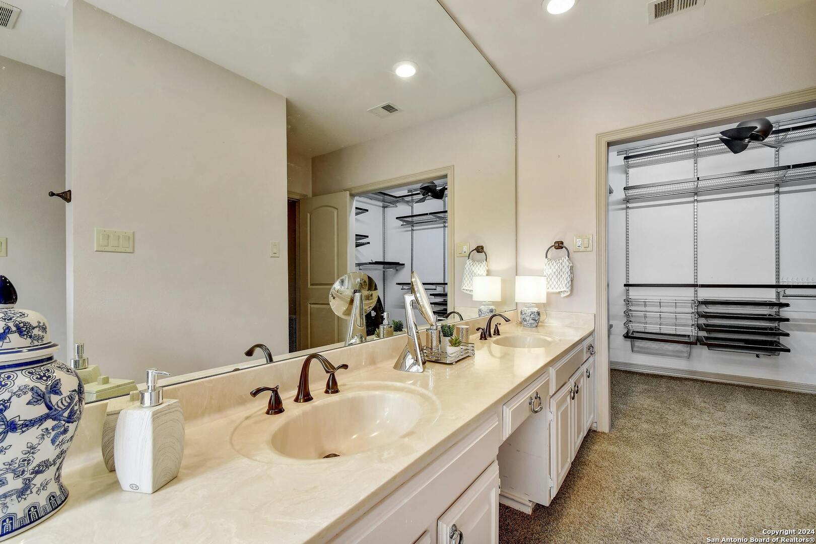 2414 LEDGE HOLLOW