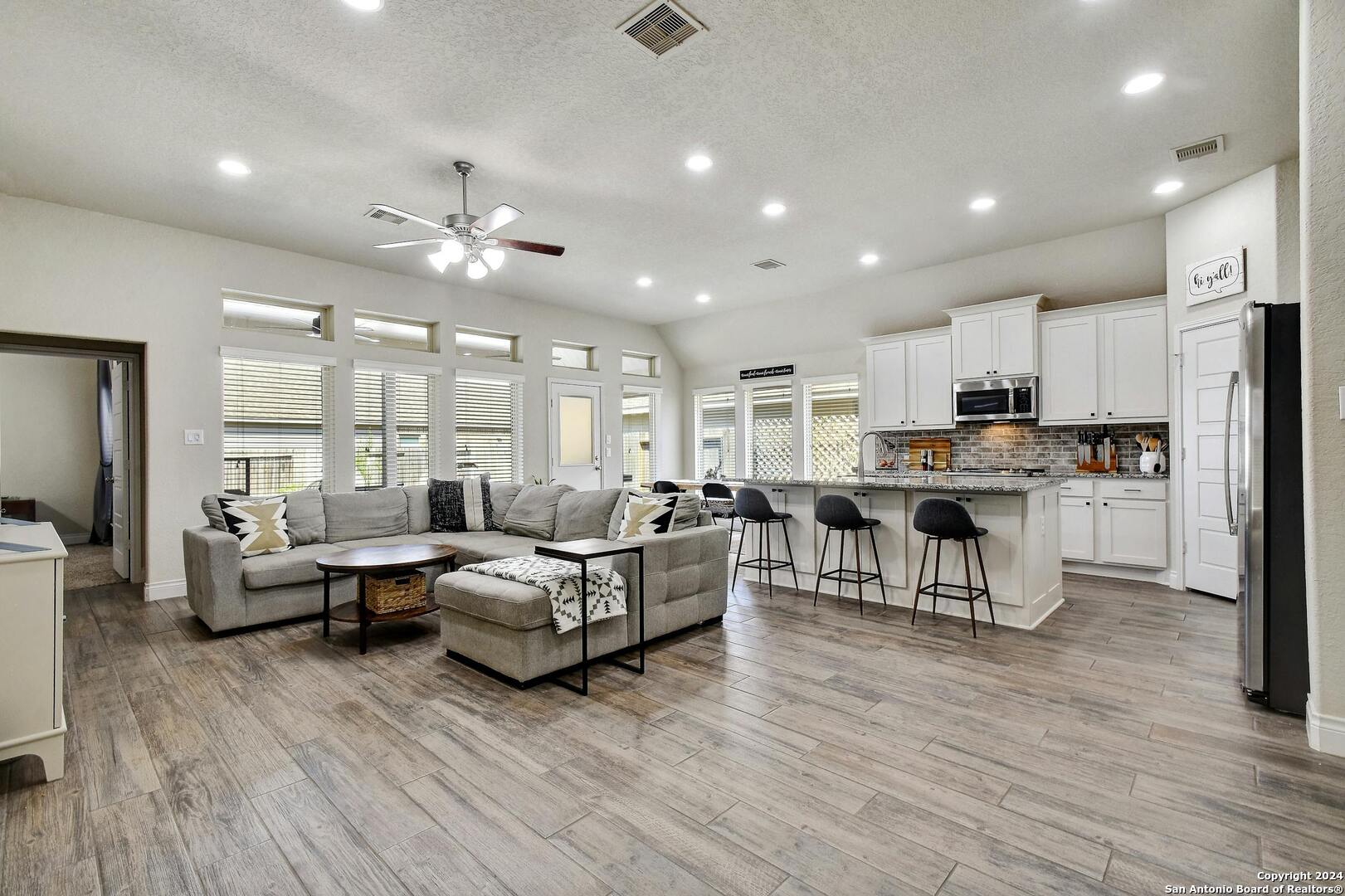 2004 GLEN HOLLOW