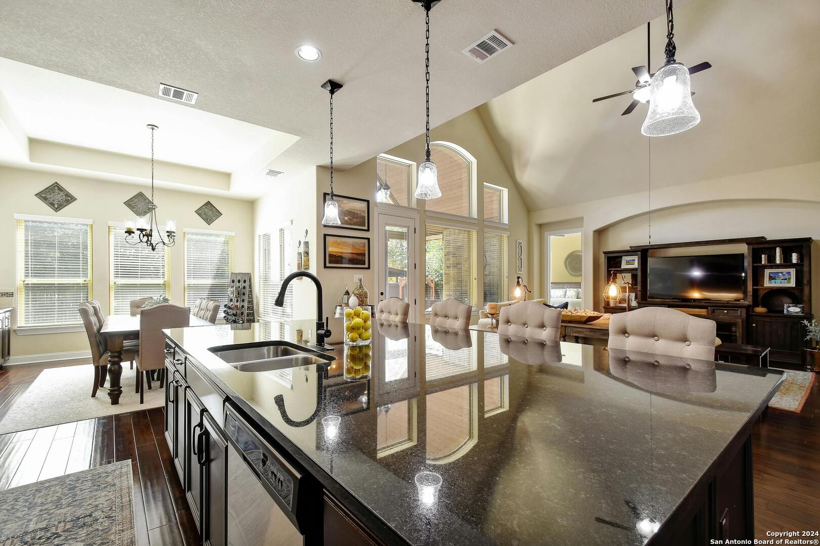11648 CYPRESS BARN