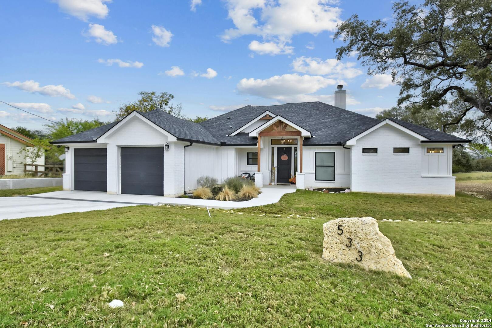 533 Oak Hills Dr