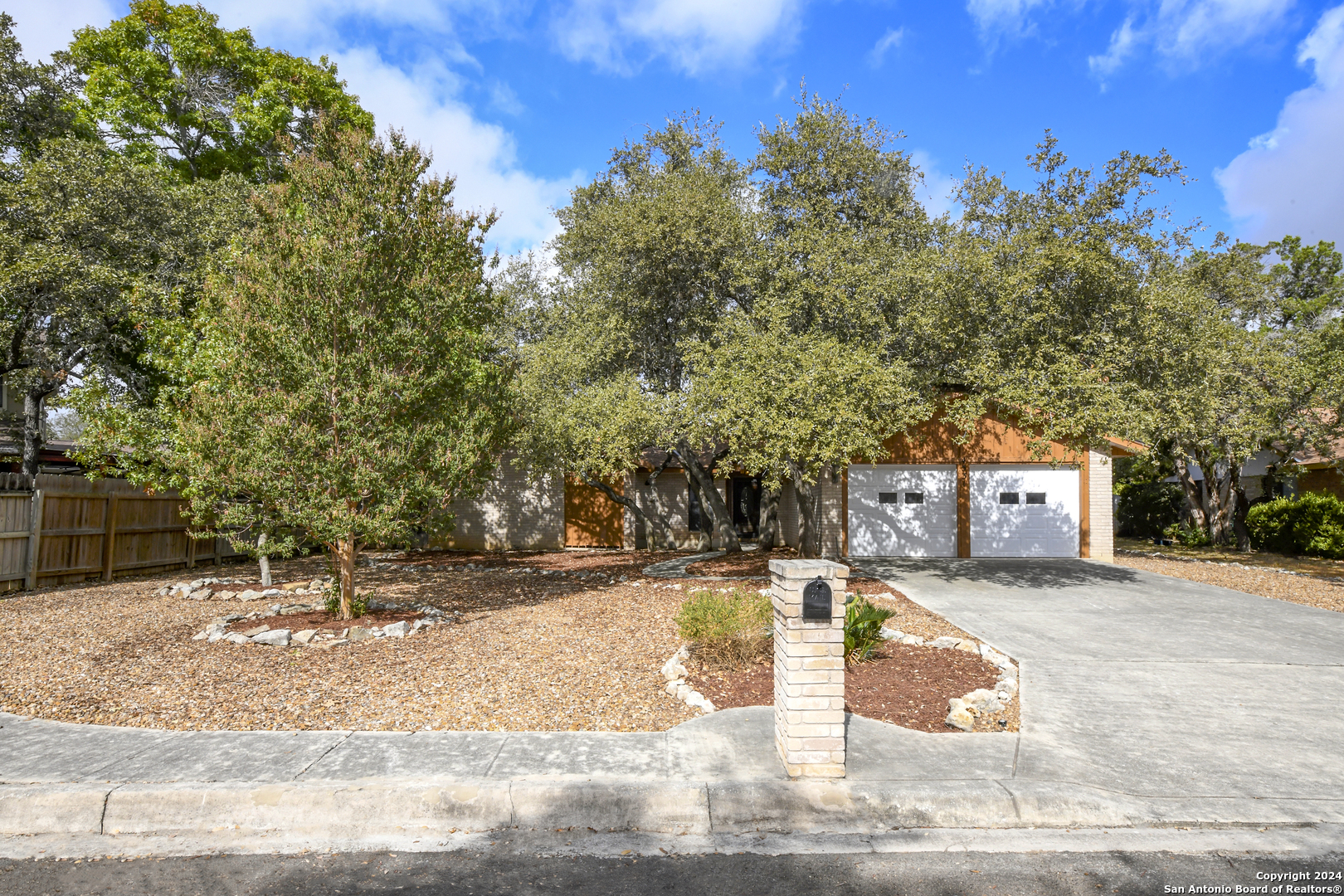 4531 Honey Locust Woods