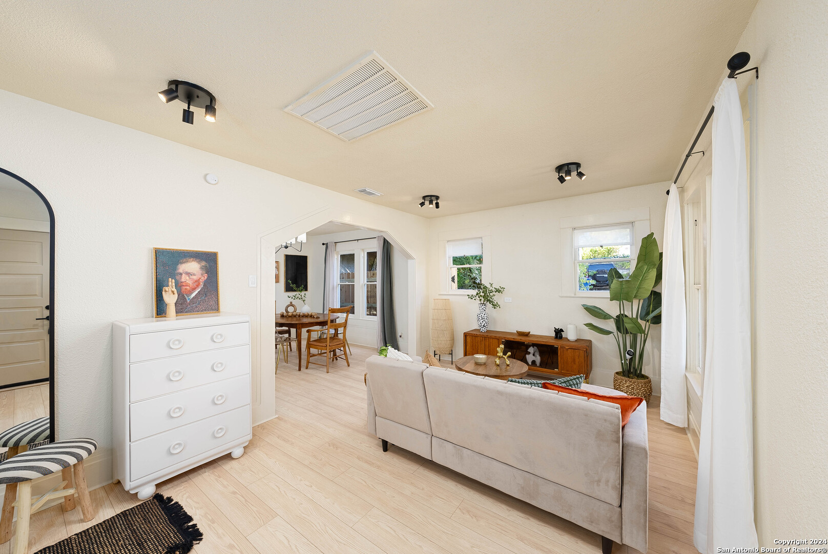834 W MULBERRY AVE